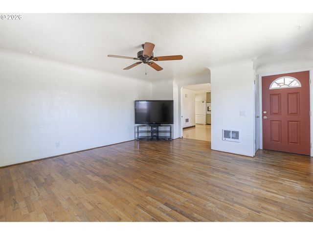 2019 E St, Springfield, OR 97477