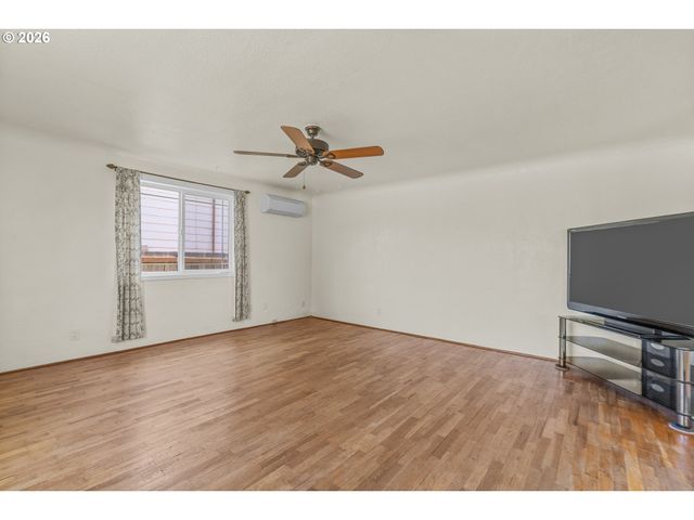2019 E St, Springfield, OR 97477