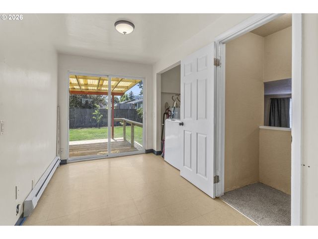 2019 E St, Springfield, OR 97477