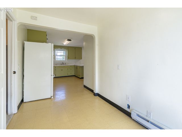 2019 E St, Springfield, OR 97477