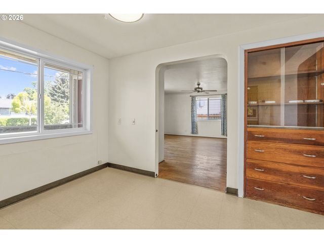 2019 E St, Springfield, OR 97477