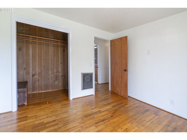 2019 E St, Springfield, OR 97477