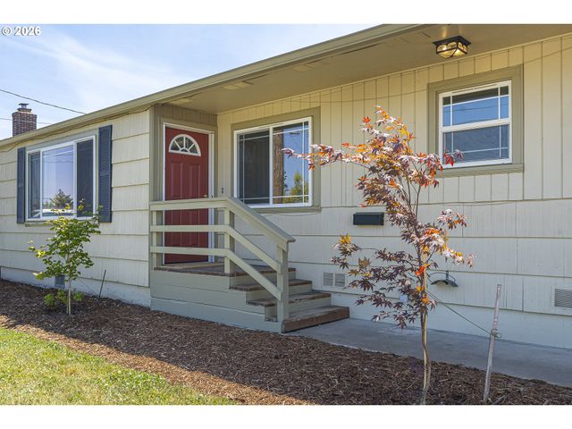 2019 E St, Springfield, OR 97477