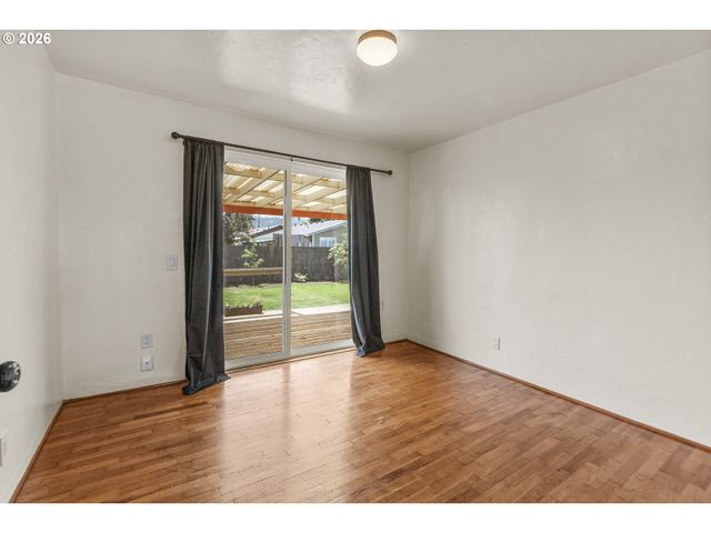 2019 E St, Springfield, OR 97477