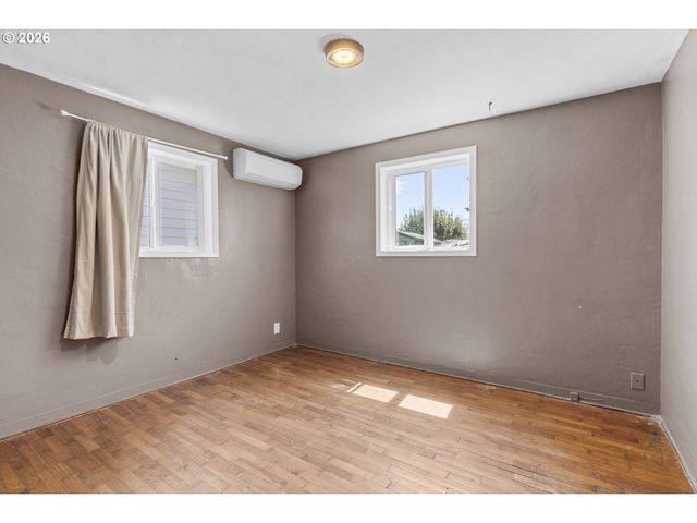 2019 E St, Springfield, OR 97477