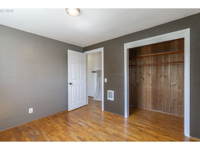 2019 E St, Springfield, OR 97477