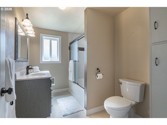 2019 E St, Springfield, OR 97477