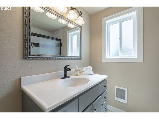 2019 E St, Springfield, OR 97477