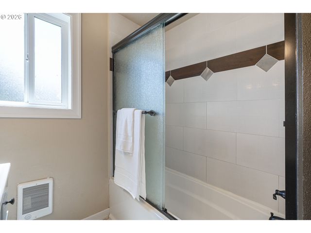 2019 E St, Springfield, OR 97477