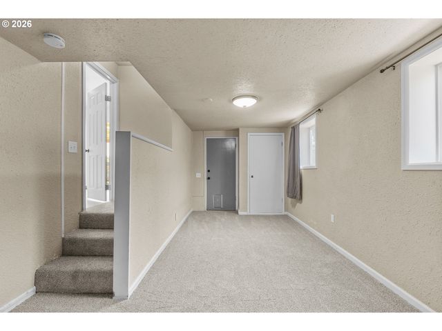 2019 E St, Springfield, OR 97477
