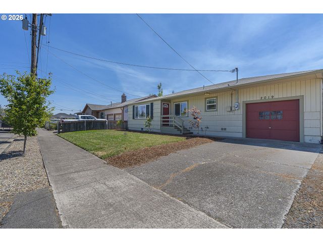 2019 E St, Springfield, OR 97477