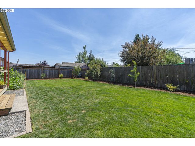 2019 E St, Springfield, OR 97477