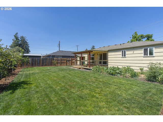 2019 E St, Springfield, OR 97477