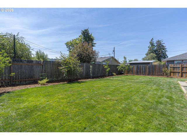 2019 E St, Springfield, OR 97477