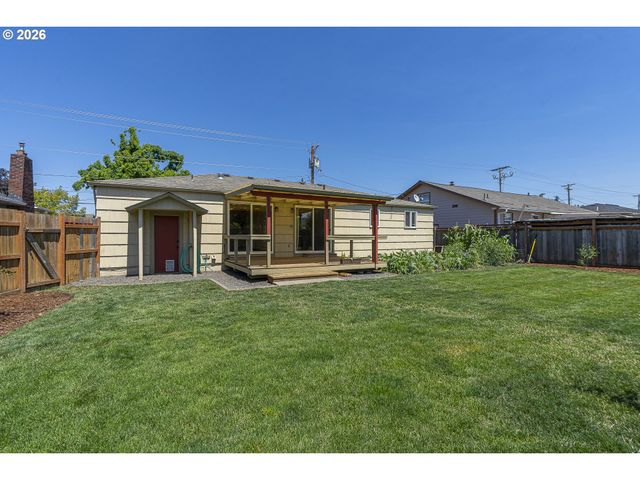 2019 E St, Springfield, OR 97477