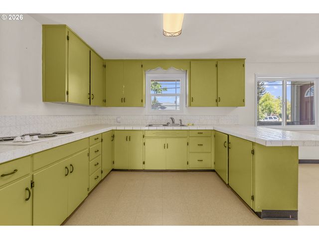 2019 E St, Springfield, OR 97477