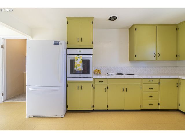 2019 E St, Springfield, OR 97477