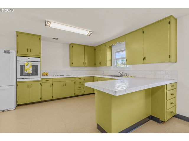 2019 E St, Springfield, OR 97477