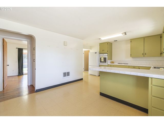 2019 E St, Springfield, OR 97477