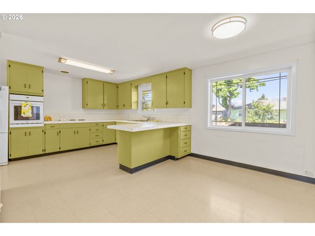 2019 E St, Springfield, OR 97477