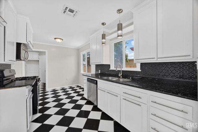 204 Wetherley Drive, Bakersfield, CA 93309