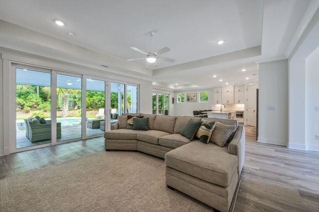 2016 Manor Parc Dr, Calabash, NC 28467