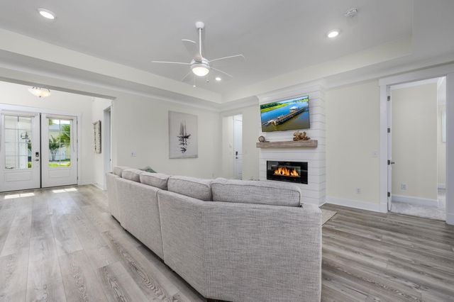 2016 Manor Parc Dr, Calabash, NC 28467