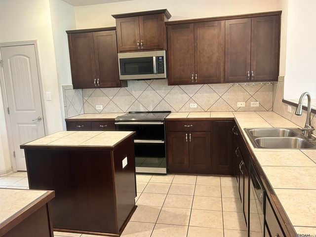 9033 Reserve Oak Ave, Zachary, LA 70791