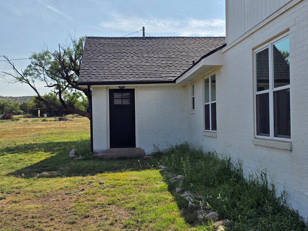 Image 10 of property listing at 7777 W Rollin Acres Rd, San Angelo, TX 76901