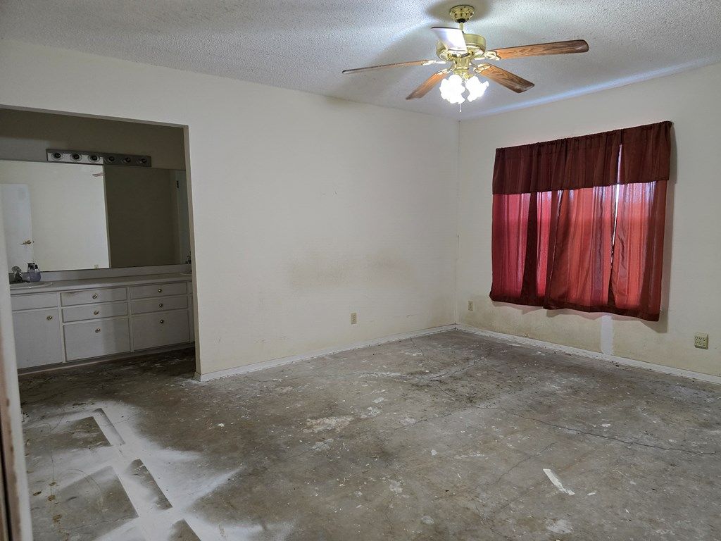 Image 33 of property listing at 7777 W Rollin Acres Rd, San Angelo, TX 76901