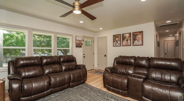 123 Lincoln AVE, Holton, KS 66436