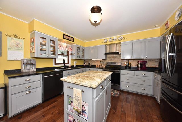 3551 S Woodland COURT, New Berlin, WI 53146