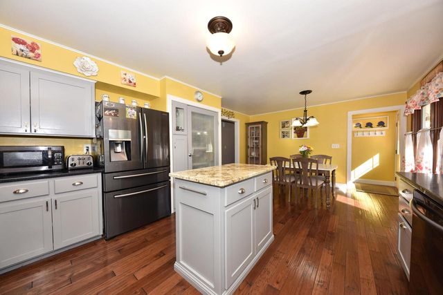 3551 S Woodland COURT, New Berlin, WI 53146