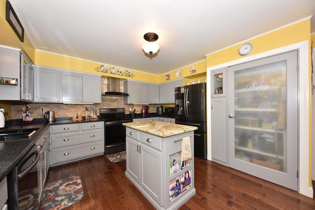 3551 S Woodland COURT, New Berlin, WI 53146