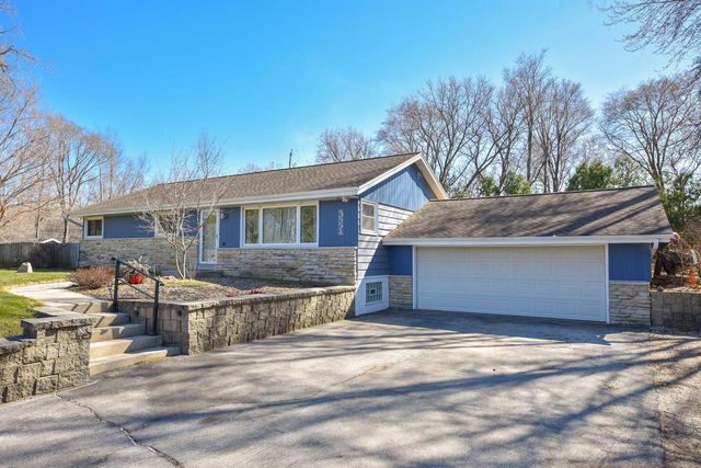 3551 S Woodland COURT, New Berlin, WI 53146
