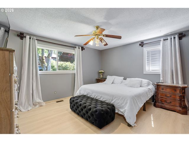 12441 Se KNAPP St, Portland, OR 97236