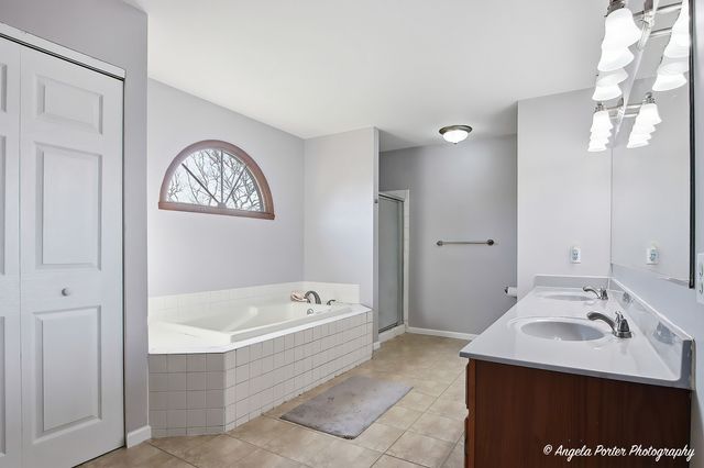 4816 W Courtland Trail, Mchenry, IL 60050