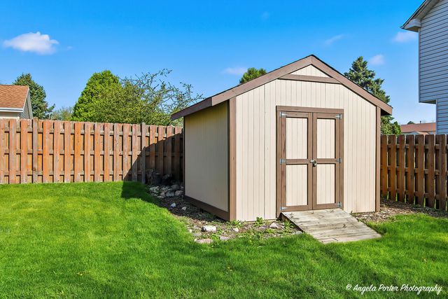 4816 W Courtland Trail, Mchenry, IL 60050