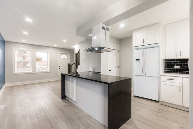 1121 E 82nd Place, Chicago, IL 60619