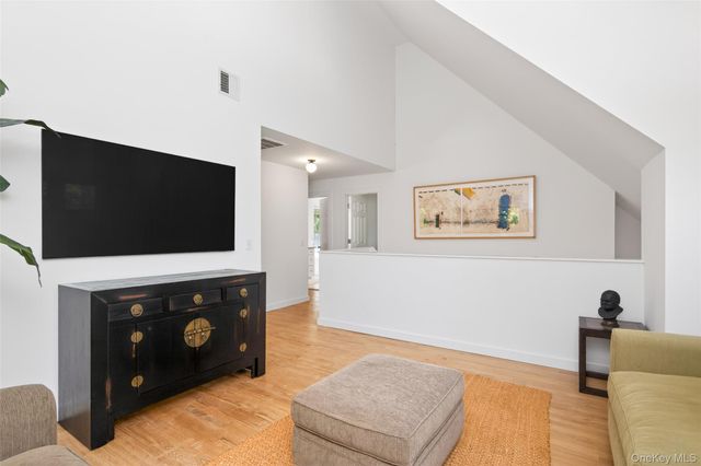 20 Spinnaker Way, Southampton, NY 11968