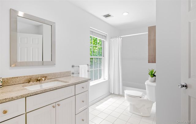 20 Spinnaker Way, Southampton, NY 11968