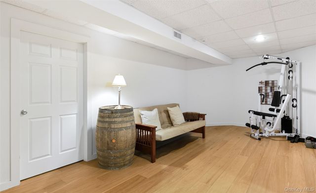 20 Spinnaker Way, Southampton, NY 11968