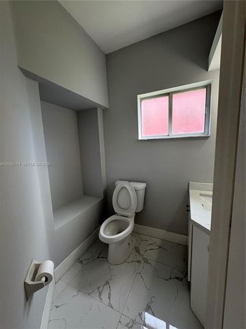 8360 NW 10th St 9C, Miami, FL 33126