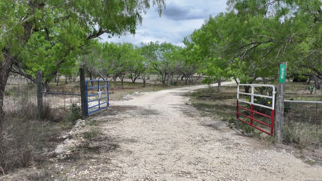 530 Pr D47, Charlotte, TX 78011