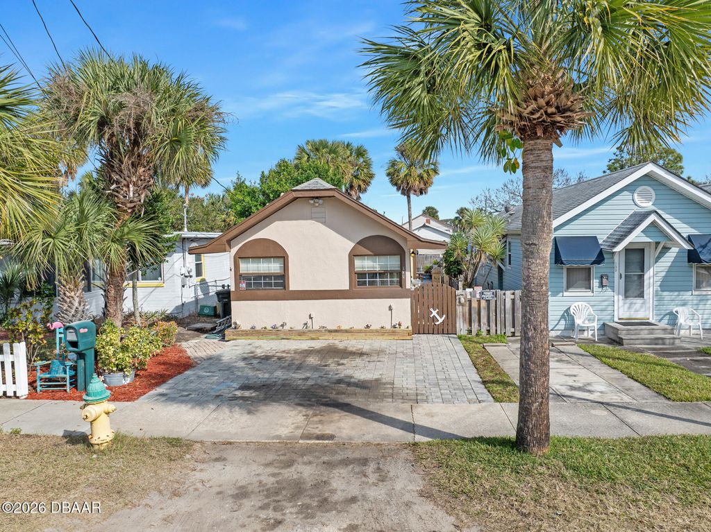 135 S Hollywood Avenue, Daytona Beach, FL 32118