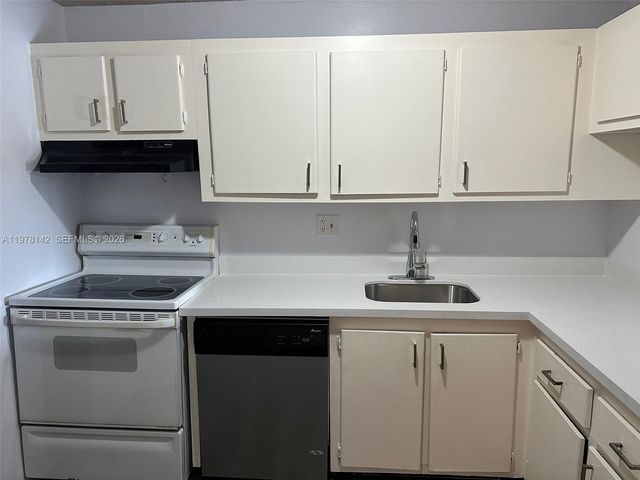 8000 Fairview Dr 306, Tamarac, FL 33321