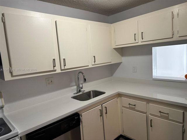 8000 Fairview Dr 306, Tamarac, FL 33321