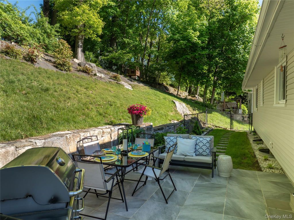 61 Center Drive, Old Greenwich, CT 06870 — photo 4