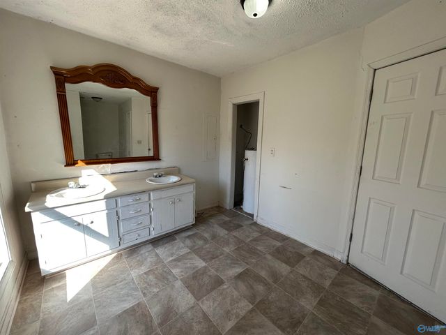 724 Old Hwy 31 S, Falkville, AL 35622