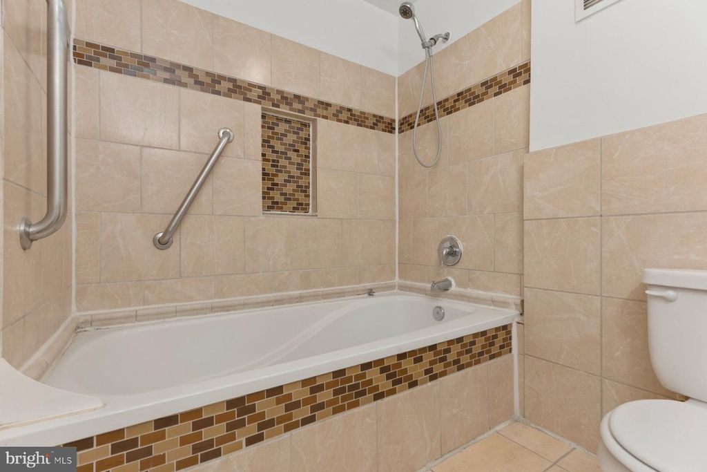 Image 18 of property listing at 868 CARROLL ST, Baltimore, MD 21230